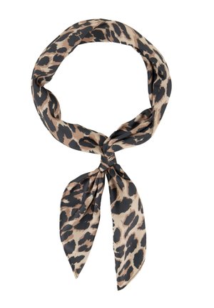 Seidener Schal im Leopardenmuster mit beigen, schwarzen und braunen Flecken, locker zu einem Knoten gebunden, vor einem weißen Hintergrund präsentiert.
