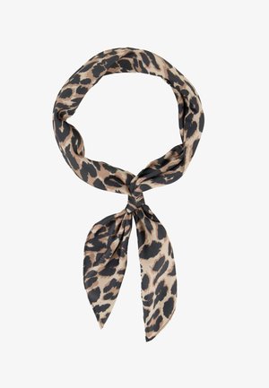 Écharpe en soie à motif léopard avec des taches beiges, noires et brunes nouée lâchement, présentée sur un fond blanc.