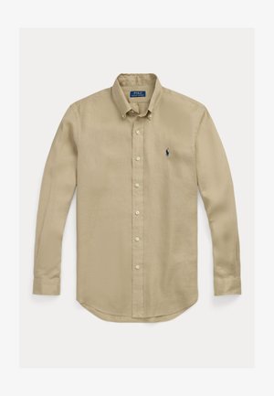 Camisa de botones de manga larga en color beige, fabricada en lino; cuenta con un cuello clásico, una abertura con botones en la parte delantera y un logo de caballo en color marino en el lado izquierdo del pecho.