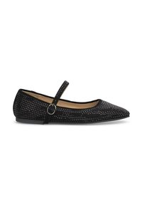 Schwarzer flacher Schuh mit spitzem Zeh, strukturiertem Muster, Knöchelriemen mit runder Schnalle und flexiblem Fußbett.