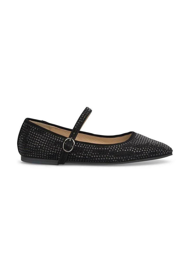Schwarzer flacher Schuh mit spitzem Zeh, strukturiertem Muster, Knöchelriemen mit runder Schnalle und flexiblem Fußbett.