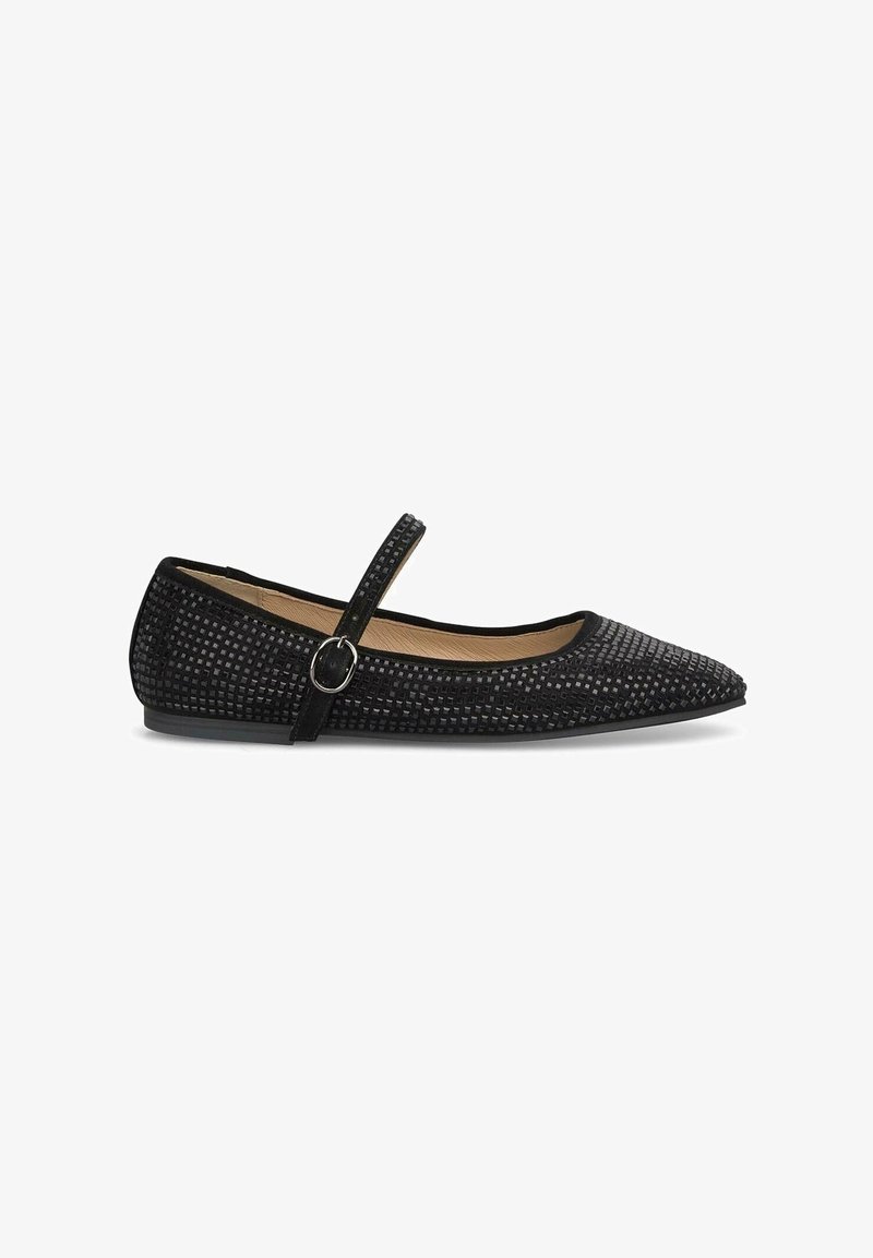 Schwarzer flacher Schuh mit spitzem Zeh, strukturiertem Muster, Knöchelriemen mit runder Schnalle und flexiblem Fußbett.
