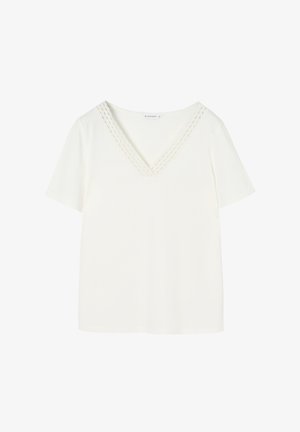 T-shirt bianco a maniche corte con scollatura a V e bordino intrecciato attorno al collo. Tessuto morbido e design rilassato.