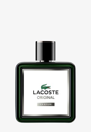 Firkantet glassparfymeflaske med grønt og svart design. Har en sølvfarget etikett med teksten «LACOSTE ORIGINAL PARFUM» og et svart lokk.