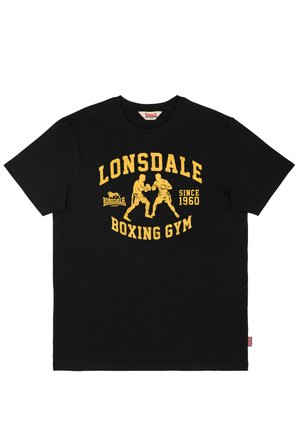 Musta t-paita, jossa keltaisella teksti "LONSDALE BOXING GYM SINCE 1960" ja kuva kahdesta toisiaan vastakkain seisovasta nyrkkeilijästä.