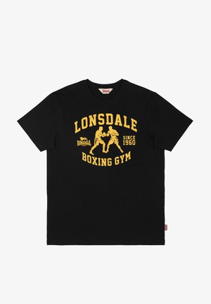 Camiseta negra con texto amarillo "LONSDALE BOXING GYM DESDE 1960" y un gráfico de dos boxeadores enfrentados en postura de pelea.