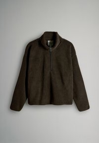 Hnedý fleece pulóver s vysokým golierom, polovičným zipsom vpredu a dlhými rukávmi. Vlastnosti zahŕňajú mäkkú, textúrovanú tkaninu a voľný strih.