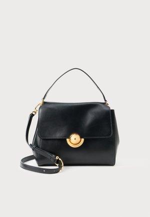 Borsa a tracolla in pelle nera con manico superiore, tracolla regolabile e clasp circolare dorato sulla patta frontale.