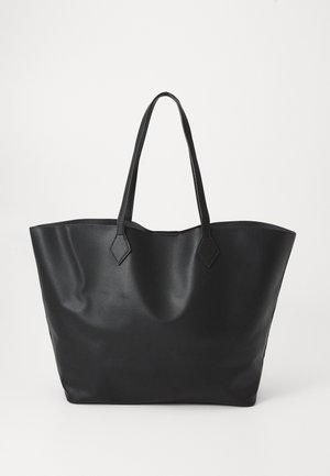 Borsa tote nera in materiale sintetico con due manici per spalla, design elegante, apertura superiore e una texture liscia. Presenta dettagli appuntiti sui manici.