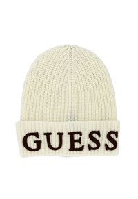 Gorro de punto en color crema con un dobladillo, con la palabra 'GUESS' en letras marrón oscuro destacándose en la parte frontal.