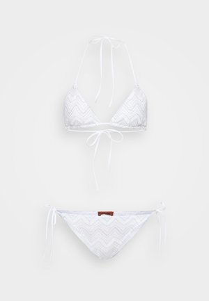 Completo bikini bianco con top triangolare e lacci regolabili, decorato con un motivo a zigzag e una texture morbida. Include slip coordinati.