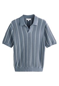 Polo a maniche corte di colore azzurro chiaro, con strisce bianche verticali, scollo a V, texture a coste e orlo e colletto a coste solidi.