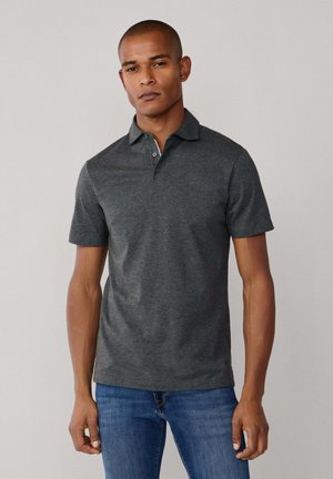 Polo gris de manga corta con cuello, tapeta de tres botones y dobladillo recto, fabricado en una suave tela texturizada.