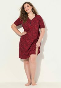 Červené krátké rukávové casual šaty s paisley vzorem, s výstřihem do V a bočním rozparkem, vyrobené z měkké látky pro maximální pohodlí.