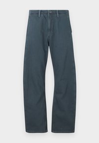 Mørkeblå denimbukser med rette ben, som har frontknaplukning, bæltestropper og en baglomme til højre.