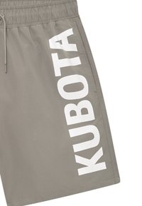 Szare szorty wykonane z lekkiego materiału z elastycznym pasem, z dużym białym nadrukiem "KUBOTA" po boku.