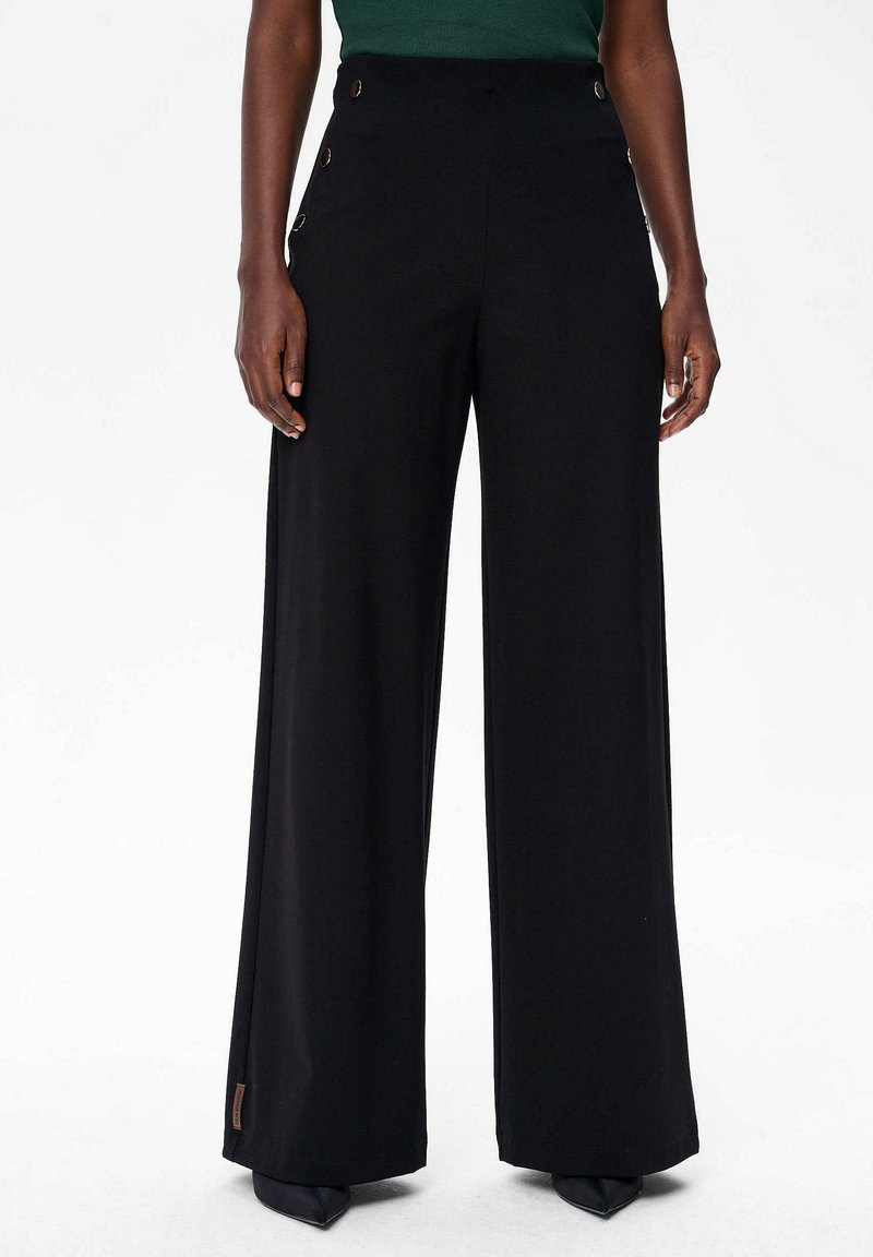 Zwarte wijde broek gemaakt van een gladde stof, met een hoge taille en metalen knoopdetails aan de zijkant, en een op maat gemaakte silhout. 