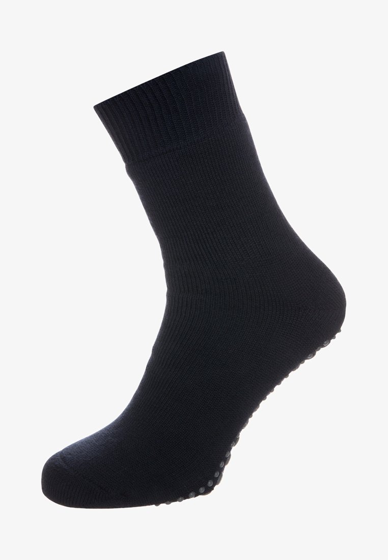 Calzini neri alla caviglia con bordo a coste e punti di grip in rilievo lungo la suola per una migliore aderenza. Realizzati in un materiale morbido ed elastico.