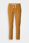 CROPPED PANTS - Pantalones - dark camel