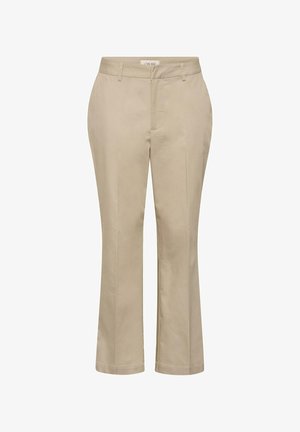 Pantalon habillé beige à jambes droites avec passants pour ceinture, fermeture éclair à l'avant et plis repassés.