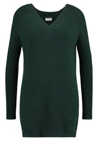 Suéter verde de punto con cuello en V, mangas largas y textura acanalada. Presenta detalles decorativos de tejido en el dobladillo y los lados.