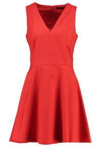 Vestido rojo sin mangas con escote en V, cuerpo ajustado, falda acampanada y cremallera en la parte posterior. Hecho de una tela suave con costuras mínimas.