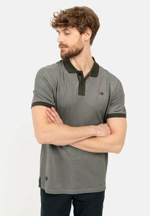 Grijze poloshirt met een donkergroene kraag en boorden, korte mouwen, standaard pasvorm, met een gele logo op de linker borst.