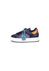 Sneakers blu navy con materiale testurizzato, accenti multicolori, suola bianca spessa e un dettaglio a pendente a forma di lucchetto blu.