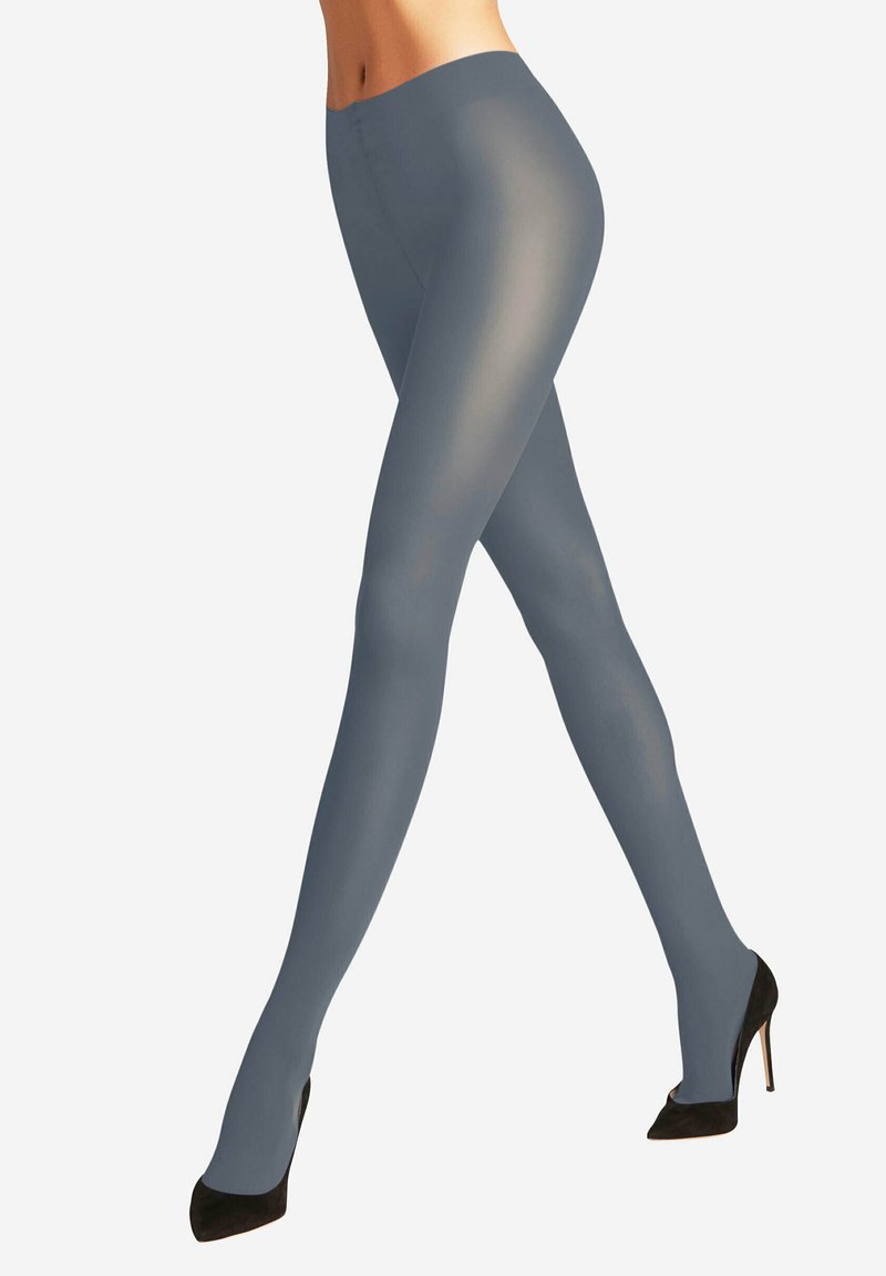 Collant grigi opachi con una superficie liscia e una leggera lucentezza, abbinati a scarpe con tacco nere. I collant presentano un design con vita alta.