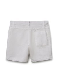 Pantaloni corti bianchi in cotone con design a vita media, cuciture pulite, una tasca posteriore e una texture liscia.