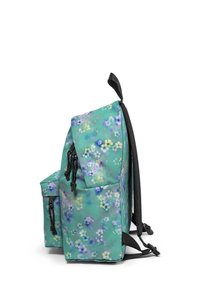 Zaino verde a fantasia floreale con accenti neri, dotato di un compartimento principale e una tasca laterale, spallacci regolabili e schienale imbottito.