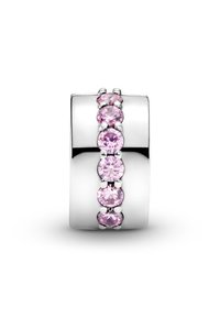 Silberne Creolen mit einer Reihe ovaler pinkfarbener Edelsteine, die in einem glatten Band eingefasst sind, mit hochglanzpolierter Oberfläche und sicherem Verschluss.
