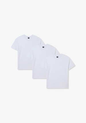 Trzy gładkie białe koszulki z bawełny. Krótkie rękawy, okrągły dekolt i prosty krój. Brak widocznych wzorów lub grafiki.