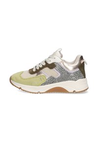 Sportschoen met gemengde materialen: lichtbeige mesh, olijfgroene suede, metalen accenten, vlekkerige details en een witte zool met een bruine loopzool.