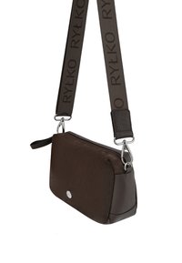 Bolso cruzado marrón hecho de material suave con una base de cuero texturizado, que presenta un cierre de cremallera y una correa desmontable con logo.