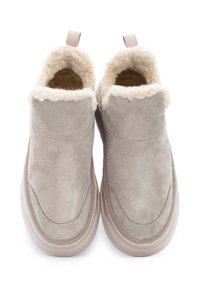 Scarpe slip-on in suede grigio con una morbida fodera in finta pelliccia beige, punta arrotondata e suola in gomma color beige chiaro. Vista dall'alto.