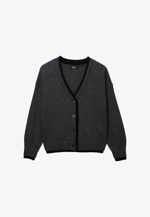 Cardigan gris foncé avec un décolleté en V, bord noir au col et aux poignets, fermeture à boutons sur le devant et texture douce. Convient pour un port décontracté.