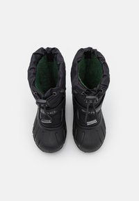 Botas de invierno negras con una suela de goma texturizada, parte superior de nailon y forro de felpa verde. Presenta un cordón para un ajuste ceñido.