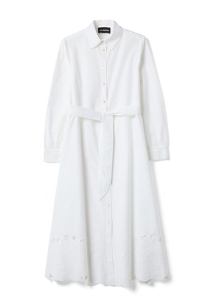 Lange witte blousejurk met kraag, lange mouwen, stoffen riem in de taille en bloemvormige uitsnijdingen langs de zoom.