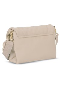 Beige színű szintetikus válltáska hajtóka fedéllel, arany színű fémrészekkel és mintás, állítható pánttal. Simogatós textúra és minimalista dizájn.