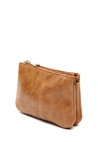 Brązowy skórzany portfel o fakturowanej powierzchni, z zamknięciem na zamek błyskawiczny i trzema przegródkami, prezentujący miękki, elastyczny design.