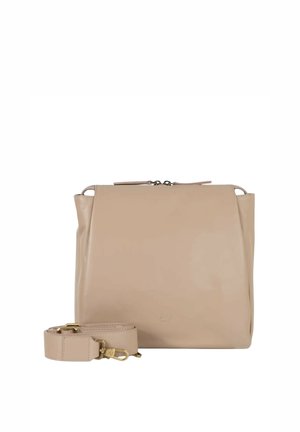 Borsa a mano in pelle beige con tracolla larga removibile e chiusure in tonalità oro, mostrata su sfondo bianco.