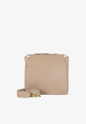 Borsa a mano in pelle beige con tracolla larga removibile e chiusure in tonalità oro, mostrata su sfondo bianco.