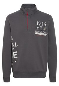Pull gris foncé avec fermeture éclair quart, texte imprimé "1924 FQ Limited Edition" sur la poitrine et le côté, avec doublure de fermeture éclair rouge.