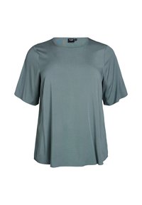Uvoľnený top s krátkym rukávom v mäkkej, tlmenej farbe teal. Má okrúhly výstrih a hladkú, ľahkú textúru. Bez vzorov alebo ozdôb.