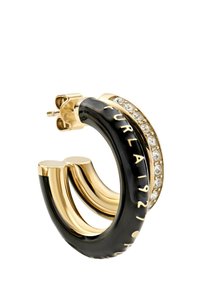 Guldörhängen i form av hoop med en svart emaljfinish, prydda med en rad av rhinestones och präglad branding på ena sidan. Rund och polerad design.