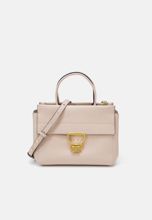 Sac à main en cuir beige clair avec poignée supérieure, bandoulière réglable et fermeture à rabat frontale avec boucle rectangulaire dorée.