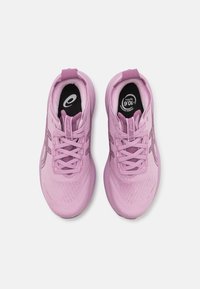 Hellblaue Sportschuhe mit strukturiertem Obermaterial, Schnürverschluss und Logo auf der Zunge. Verfügt über einen gepolsterten Kragen und atmungsaktives Material.