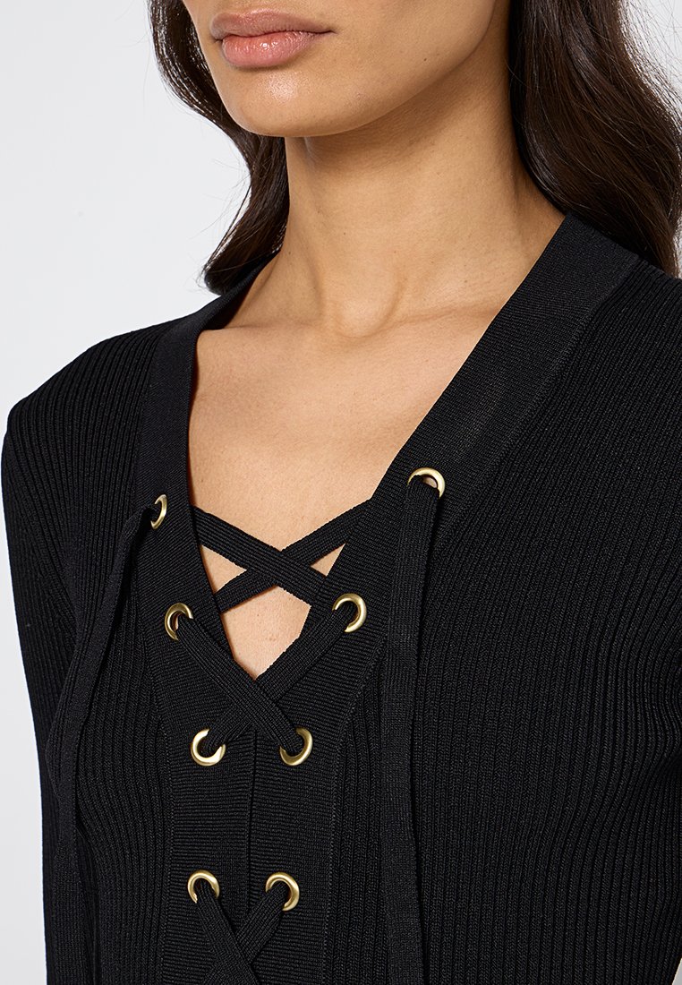 Czarny sweter z prążkowanej dzianiny z dekoltem w kształcie litery V, ozdobiony złotymi oczkami i krzyżującym się sznurowaniem. Dopasowany, z teksturowanym wykończeniem.