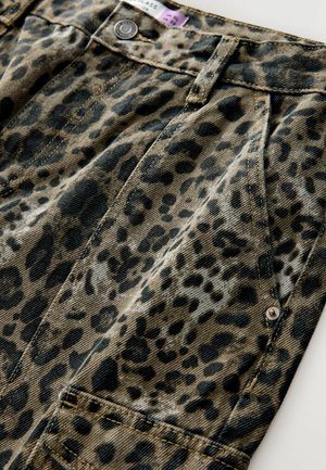 Denim w nadrukiem lamparta z różnorodnymi czarnymi plamami na zielono-brązowym tle, z górnym guzikiem, małym srebrnym okuciem oraz przeszyciami.